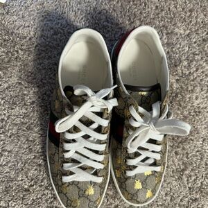 Gucci. WOMEN'S ACE GG SUPREME SNEAKER WITH BEES. Size 37.5. Wore 7 times